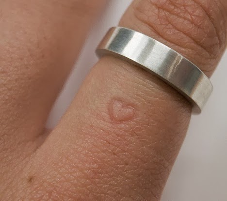 http://widowsvoice.com/wp-content/uploads/2014/01/heart-finger-ring.jpg